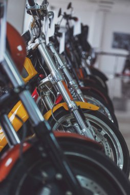 Modern renkli motosiklet, motosiklet salonda sunan satır