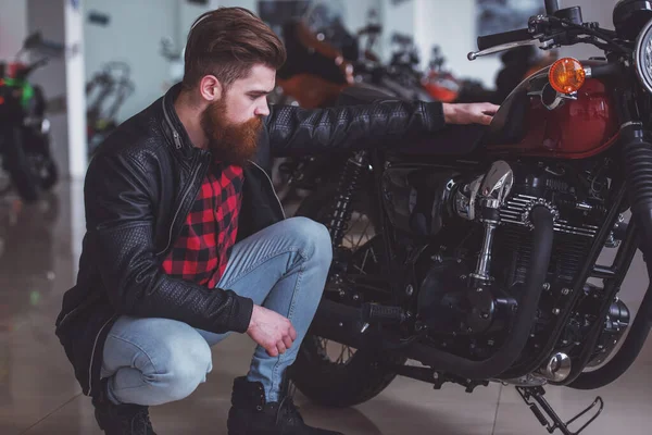 Guapo Joven Barbudo Hombre Chaqueta Cuero Negro Está Examinando Moto — Foto de Stock