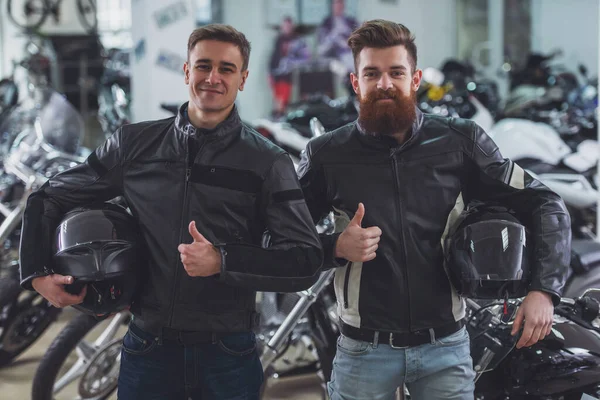 Bonitos Jovens Barbudos Loiros Jaquetas Couro Preto Estão Segurando Capacetes — Fotografia de Stock