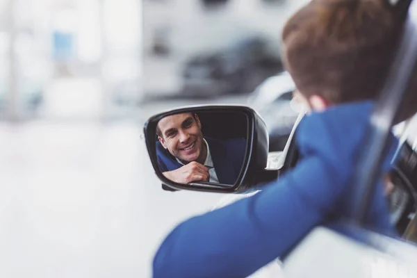 Vista Trasera Joven Hombre Negocios Guapo Sonriendo Mirando Espejo Lateral — Foto de Stock