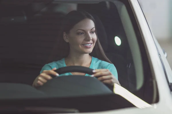 美丽的年轻女子 穿着休闲服正在走 微笑着坐在一辆新车在车展 — 图库照片