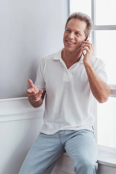 Guapo Hombre Mediana Edad Ropa Casual Está Hablando Teléfono Móvil —  Fotos de Stock