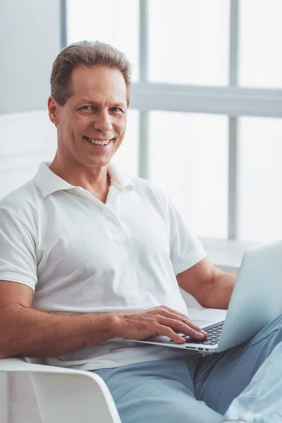 Schöner Mann Mittleren Alters Lässiger Kleidung Benutzt Einen Laptop Und — Stockfoto