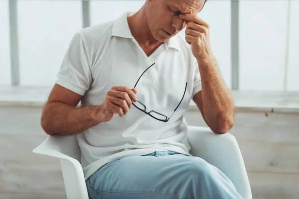 Pensativo Hombre Mediana Edad Ropa Casual Está Masajeando Puente Nasal — Foto de Stock