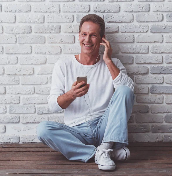 Bonito Homem Meia Idade Camisola Branca Está Ouvindo Música Usando — Fotografia de Stock