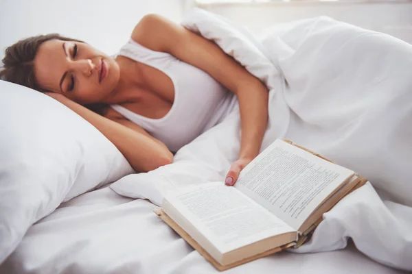 Mooie Jonge Vrouw Een Open Boek Houden Slapen Bed Thuis — Stockfoto