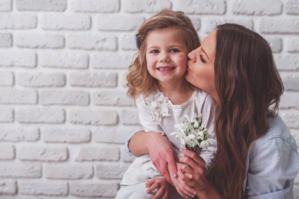 Mooie Jonge Moeder Houden Van Bloemen Zoenen Haar Schattige Kleine — Stockfoto