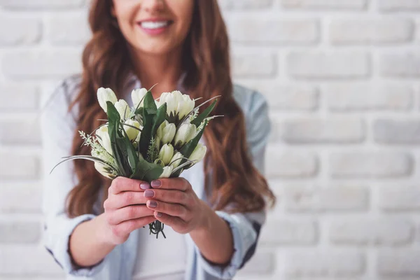 Beautiful Young Woman Holding Flowers Looking Camera Smiling White Brick — Stock Photo, Image