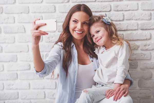 Bela Jovem Mãe Está Fazendo Uma Selfie Com Sua Filhinha — Fotografia de Stock