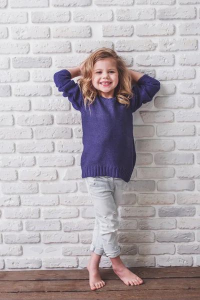 Menina Bonita Roupas Casuais Está Posando Olhando Para Câmera Sorrindo — Fotografia de Stock