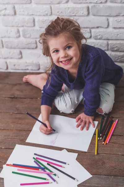 Menina Bonita Roupas Casuais Está Desenhando Usando Lápis Coloridos Olhando — Fotografia de Stock