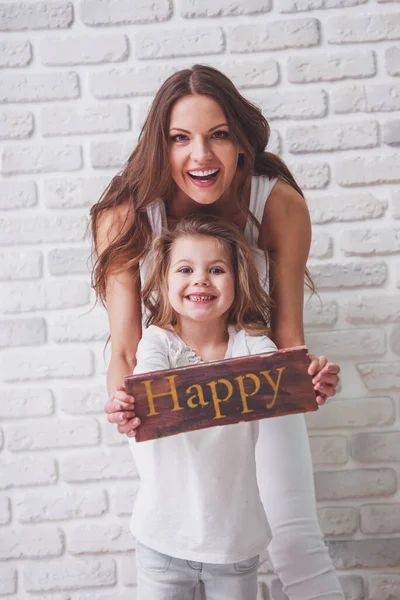 Vacker Ung Mor Och Hennes Söta Lilla Dotter Håller Trä — Stockfoto