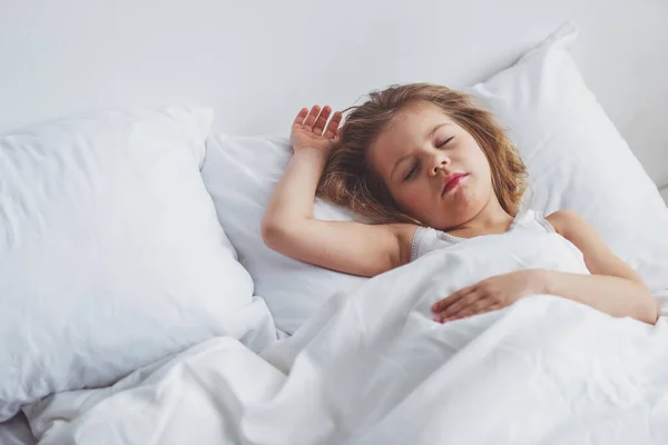 Doce Menina Está Dormindo Sua Cama Casa — Fotografia de Stock