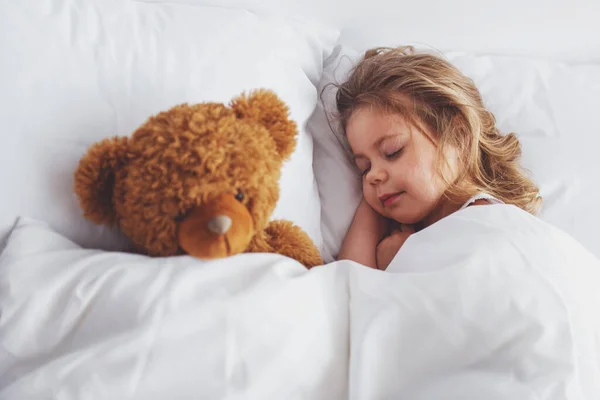 Süßes Kleines Mädchen Schläft Mit Ihrem Teddybär Bett Hause — Stockfoto