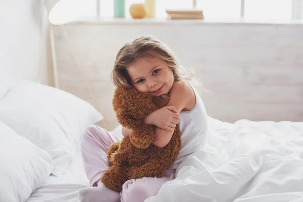 Sweet Little Girl Hugging Teddy Bear Looking Camera Smiling While — Stock Photo, Image