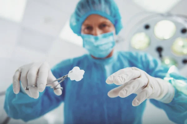 Chirurg Trzyma Instrumentów Medycznych Podczas Wykonywania Operacji Nowoczesnej Sali Operacyjnej — Zdjęcie stockowe