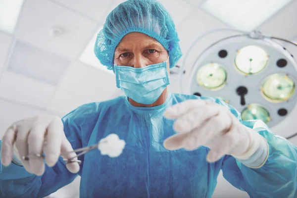 Cirurgião Está Segurando Instrumentos Médicos Enquanto Faz Cirurgia Uma Sala — Fotografia de Stock