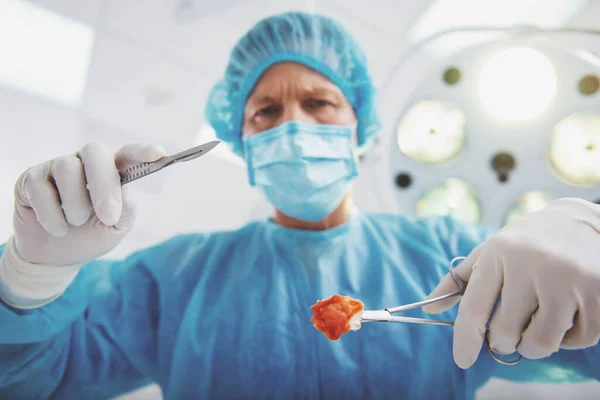 Cirurgião Está Segurando Instrumentos Médicos Enquanto Faz Cirurgia Uma Sala — Fotografia de Stock