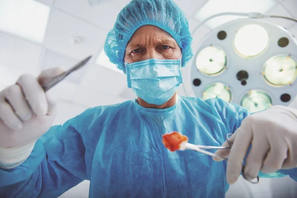 Cirurgião Está Segurando Instrumentos Médicos Durante Realização Uma Cirurgia Uma — Fotografia de Stock