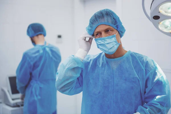 Chirurgów Maskach Stoją Nowoczesnej Sali Operacyjnej — Zdjęcie stockowe