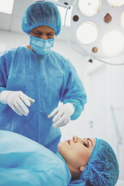 Chirurg Jest Stojący Pobliżu Pacjenta Nowoczesnej Sali Operacyjnej Gotowy Wykonania — Zdjęcie stockowe