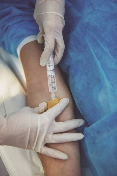 Läkare Gör Injektion Armen Närbild — Stockfoto