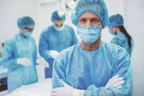 Cirurgiões Equipe Estão Realizando Uma Operação Belo Médico Meia Idade — Fotografia de Stock