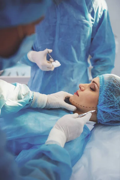 Χειρουργοί Αποδίδουν Μια Πλαστική Χειρουργική Επέμβαση Χρησιμοποιώντας Ιατρικά Όργανα Ένα — Φωτογραφία Αρχείου