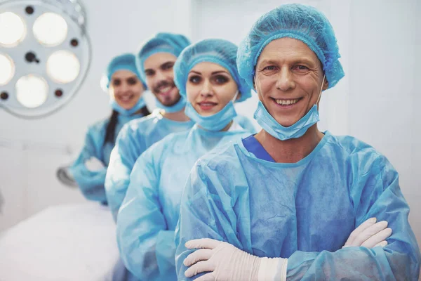 Hermosos Médicos Están Mirando Cámara Sonriendo Pie Cola Quirófano Moderno — Foto de Stock