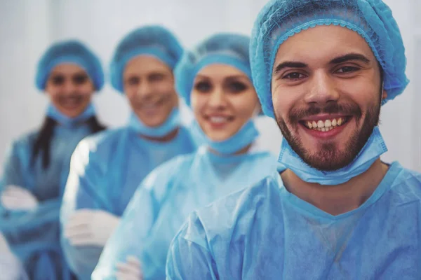 Hermosos Médicos Están Mirando Cámara Sonriendo Pie Cola Quirófano Moderno — Foto de Stock