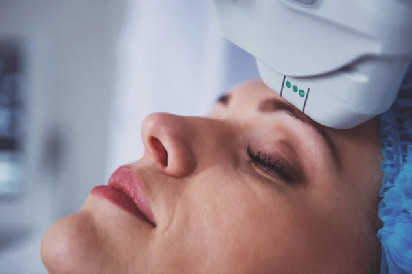 Gyönyörű Női Beteg Van Szerzés Egy Kezelés Fekve Kozmetikusok Irodában — Stock Fotó