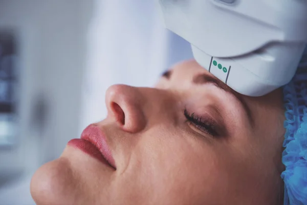 Hermosa Paciente Femenina Está Recibiendo Tratamiento Mientras Encuentra Oficina Cosméticos — Foto de Stock