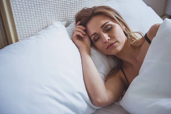 Güzel Sarışın Kız Yatağında Uyuyor Yakın Çekim — Stok fotoğraf