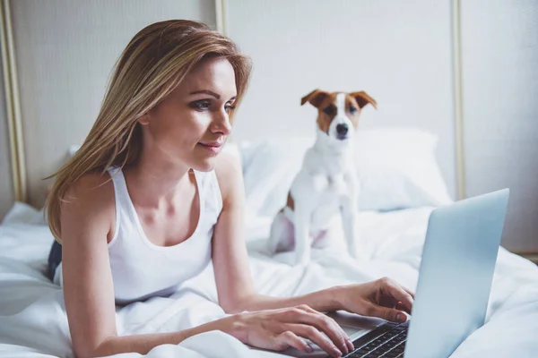 Mooi Blonde Meisje Casual Kleding Met Behulp Van Een Laptop — Stockfoto