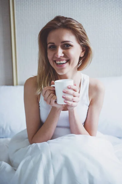 Hermosa Chica Rubia Está Sosteniendo Una Taza Mirando Cámara Sonriendo — Foto de Stock