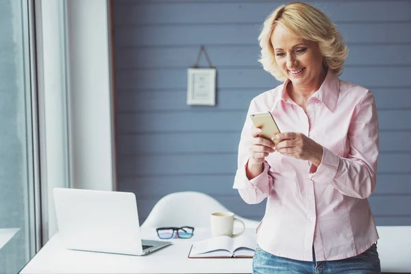 Bella Donna Anziana Camicia Classica Sta Usando Telefono Cellulare Sorridente — Foto Stock