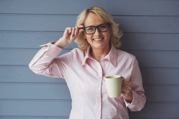 Hermosa Anciana Camisa Clásica Gafas Está Sosteniendo Una Taza Mirando — Foto de Stock