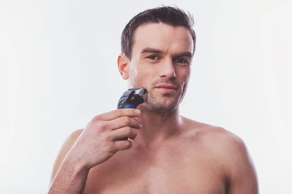 Retrato Guapo Hombre Desnudo Mirando Cámara Usando Una Navaja Eléctrica — Foto de Stock