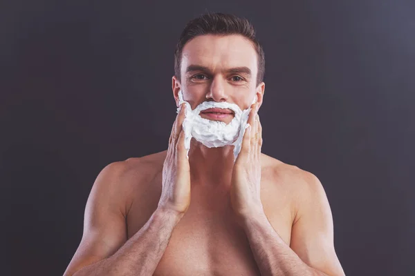 Retrato Belo Homem Aplicando Espuma Barbear Seu Rosto Olhando Para — Fotografia de Stock