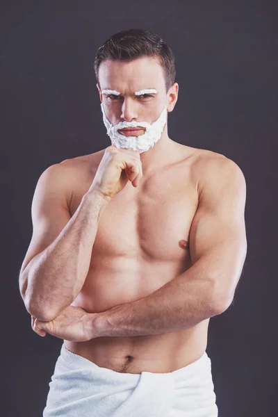 Bello Uomo Nudo Con Schiuma Barba Sul Viso Sta Guardando — Foto Stock