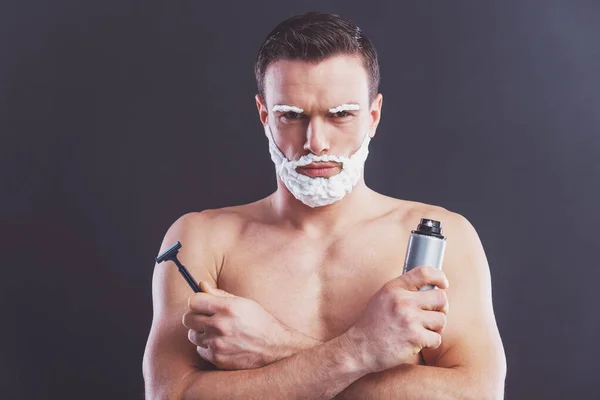 Beau Homme Avec Mousse Raser Sur Visage Tient Une Bouteille — Photo