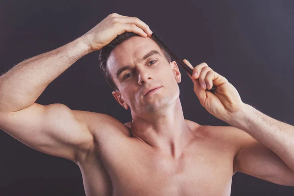 Retrato Belo Homem Penteando Seu Cabelo Olhando Para Câmera Fundo — Fotografia de Stock