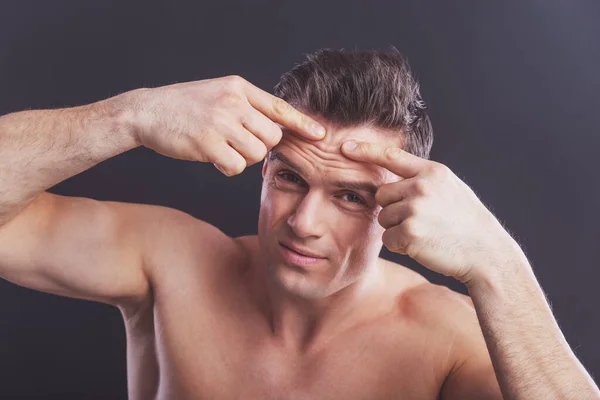 Porträt Eines Hübschen Nackten Mannes Der Pickel Quetscht Auf Dunklem — Stockfoto