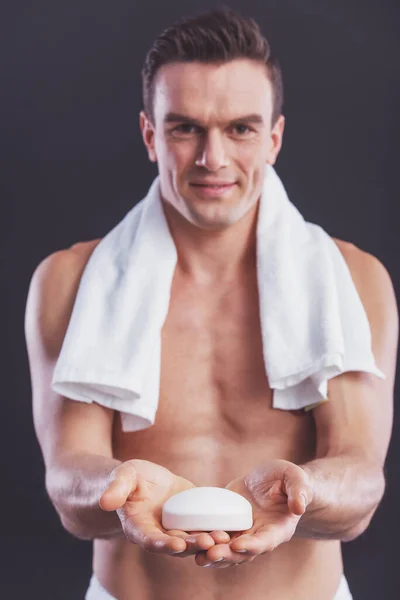 Retrato Belo Homem Segurando Sabão Olhando Para Câmera Sorrindo Fundo — Fotografia de Stock