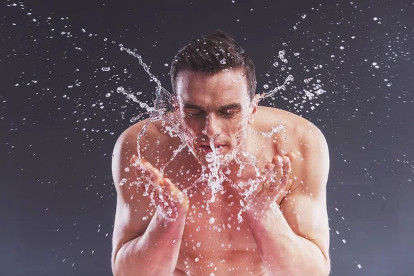 Hombre Desnudo Guapo Está Lavando Salpicadura Agua Sobre Fondo Oscuro —  Fotos de Stock