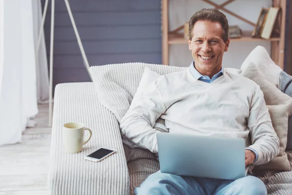 Przystojny Biznesmen Średniej Wieku Jest Pomocą Laptopa Patrząc Kamery Uśmiechając — Zdjęcie stockowe
