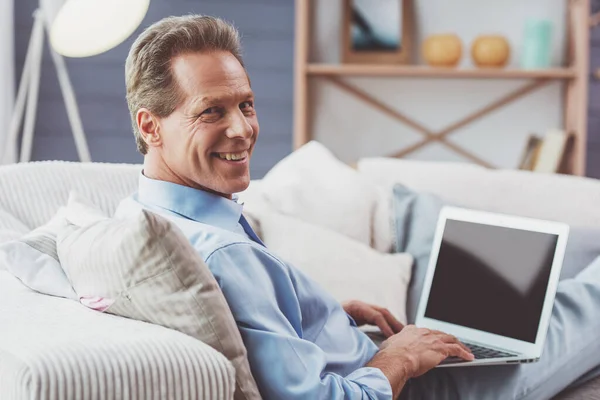 Guapo Hombre Negocios Mediana Edad Está Utilizando Ordenador Portátil Mirando —  Fotos de Stock