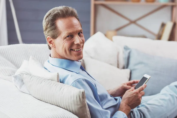 Hombre Guapo Mediana Edad Está Utilizando Teléfono Inteligente Mirando Cámara —  Fotos de Stock