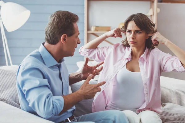 Pareja Infeliz Ropa Casual Está Peleando Haciendo Gestos Sentado Sofá — Foto de Stock