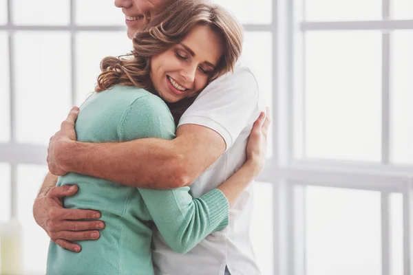 Retrato Feliz Hermosa Pareja Ropa Casual Abrazos Sonrisas — Foto de Stock